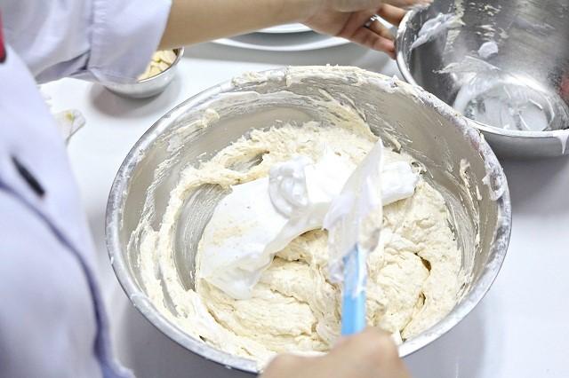 cách trộn bột khi làm bánh